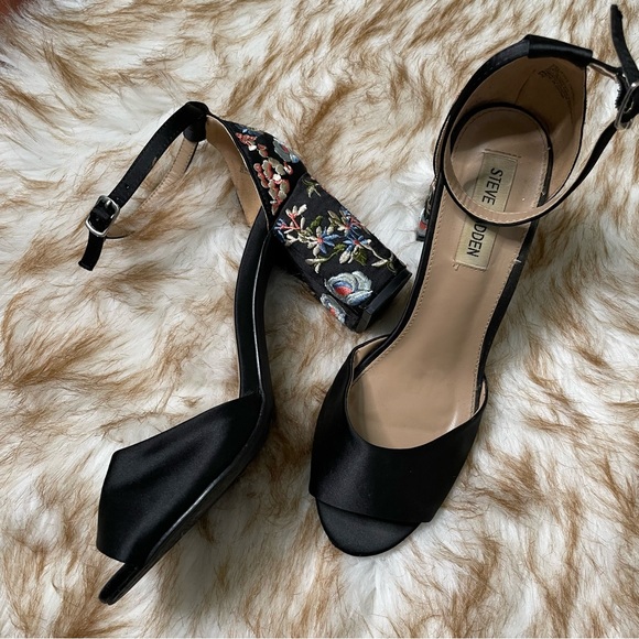Steve Madden Delilah satin, embroidered heel - Picture 5 of 10